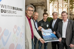 v.l.n.r. Norbert Geier und Volker Heckner, Sprecher von Weiterbildung Duisburg, André Huebscher, Eishockeyspieler und Weiterbildungsteilnehmer, Ulrich Käser, Vorsitzender der Geschäftsführung der Duisburger Arbeitsagentur und Thomas Krützberg, Dezernent für Familie, Bildung und Kultur der Stadt Duisburg stellten die Weiterbildungs- und Personalmesse „Karriere in Duisburg“ vor.